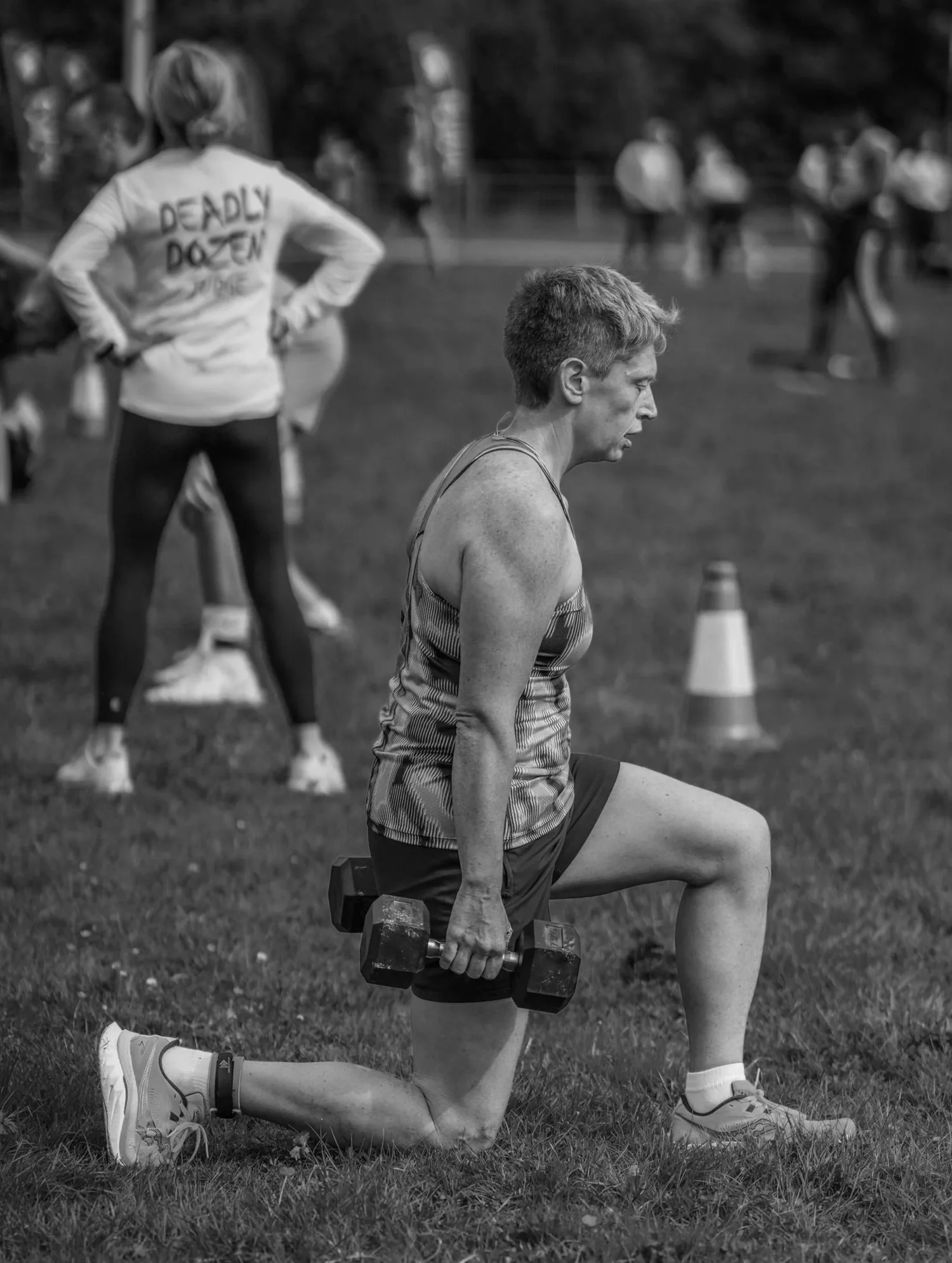 Atlet melakukan lunge berjalan dumbbell dalam Lunge Labour