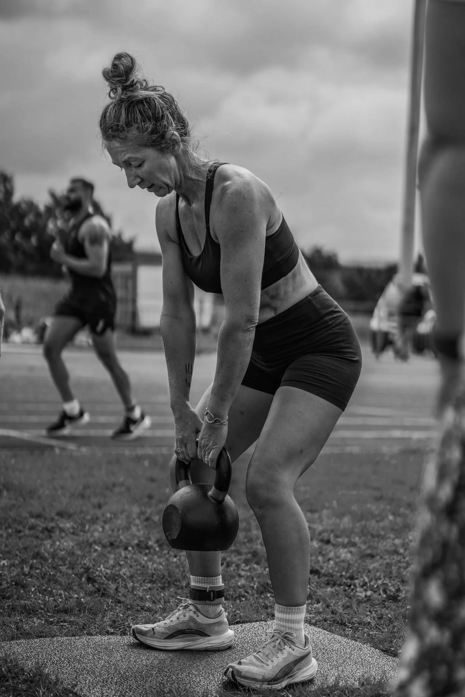 Atlet melakukan angkat beban kettlebell dalam latihan angkat beban Deadlift